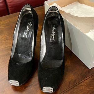 Beautiful pair of black suede heels from Tashkent by cheyenne size 8, worn twice